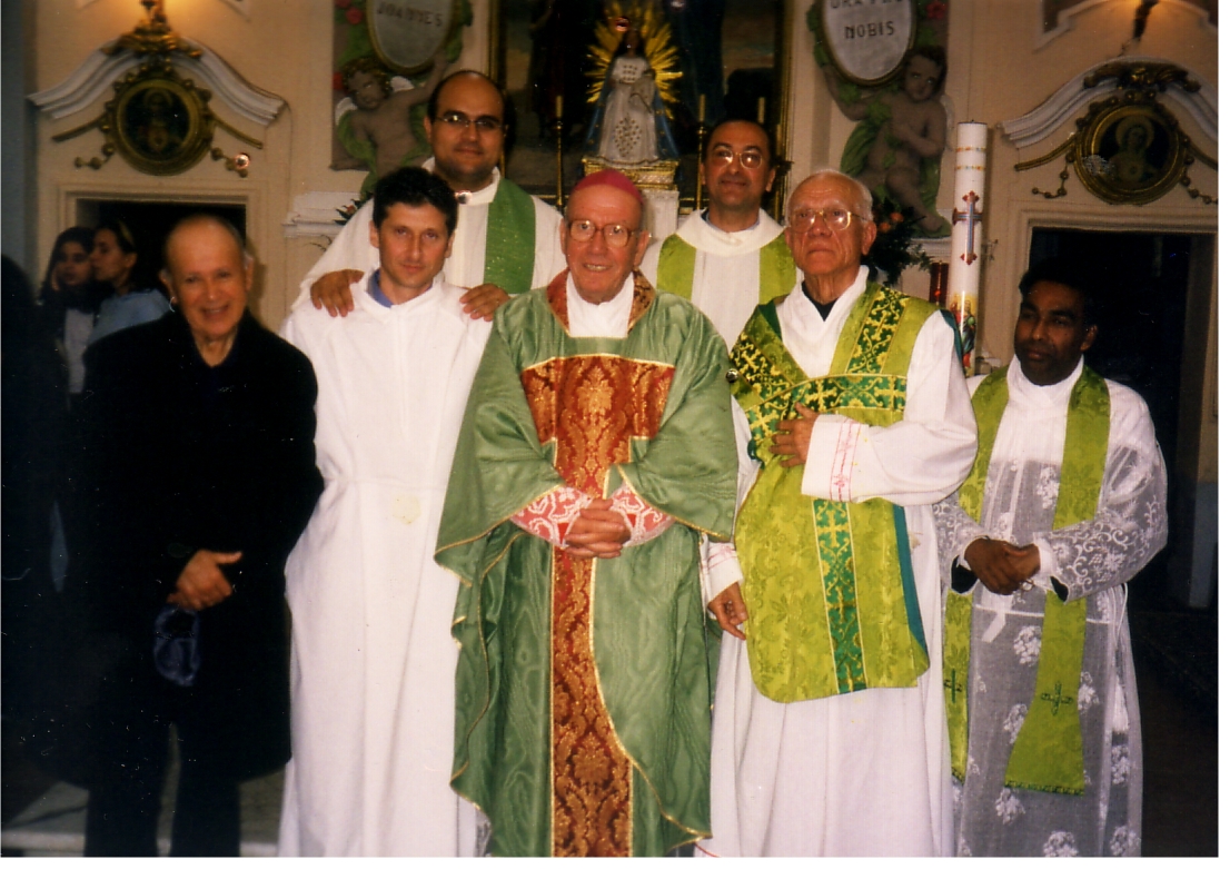 L'ex vescovo Antonio Nuzzi con Luigi e alcuni sacerdoti